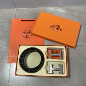 Hermès Boutique-Modell [☆Doppelknopf-Geschenkbox-Set inklusive Geschenkbox] an den Schaltern erhältlich - Hermès-Originalprodukte an den Schaltern im Verkauf - Dieses Modell ist aus erstschichtigem Rindsleder gefertigt - Detaillierte Ölkanten