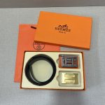 Modèle boutique Hermès [☆Coffret double-bouton incluant le coffret] disponible aux comptoirs - Produits authentiques Hermès en vente aux comptoirs - Ce modèle est réalisé en vachette première couche - Bords huilés détaillés