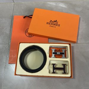 Modèle boutique Hermès [☆Coffret double-bouton incluant le coffret] disponible aux comptoirs - Produits authentiques Hermès en vente aux comptoirs - Ce modèle est réalisé en vachette première couche - Bords huilés détaillés