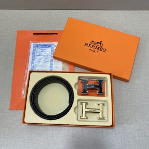 Modèle boutique Hermès [☆Coffret double-bouton incluant le coffret] disponible aux comptoirs - Produits authentiques Hermès en vente aux comptoirs - Ce modèle est réalisé en vachette première couche - Bords huilés détaillés