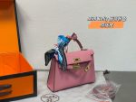 Die Hermes Kelly Bag wird aus importierten Materialien hergestellt. Dieser Stil ist ein Must-Have. Das Originalmodell wird nach Maß gefertigt und verschickt