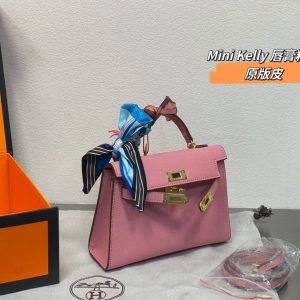 Le sac Kelly d'Hermès est fabriqué à partir de matériaux importés. Ce modèle est un incontournable. Le modèle original est fabriqué sur mesure et expédié