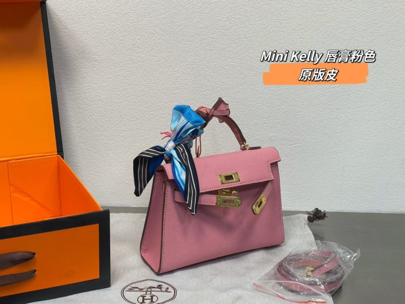 Le sac Kelly d'Hermès est fabriqué à partir de matériaux importés. Ce modèle est un incontournable. Le modèle original est fabriqué sur mesure et expédié