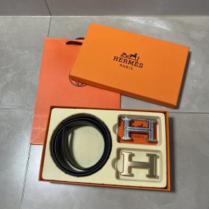 Hermès Boutique-Modell [☆Doppelknopf-Geschenkbox-Set inklusive Geschenkbox] an den Schaltern erhältlich - Hermès-Originalprodukte an den Schaltern im Verkauf - Dieses Modell ist aus erstschichtigem Rindsleder gefertigt - Detaillierte Ölkanten