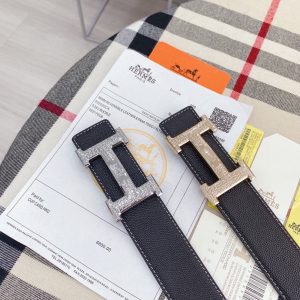 0 Hermès Hermès est une marque mondiale de luxe fondée en France à Paris La ceinture est fabriquée en cuir de première qualité. Largeur de la ceinture utilisable sur les deux faces : 3,8 cm Luxe conservateur style noble aristocratique de l'ensemble aux détails Humanité française atmosphère romantique [plaisir].