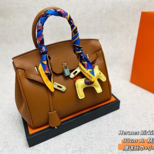 Hermès gold buckle platinum exclusive classic hot shipment gathers thousands of favors and one-piece Hermès·Birkin platinum bag counters will never be removed from the shelves original laser hardware various fashion anchors/Internet celebrities/stars can never leave their hands. Temperament goddesses can't put it down