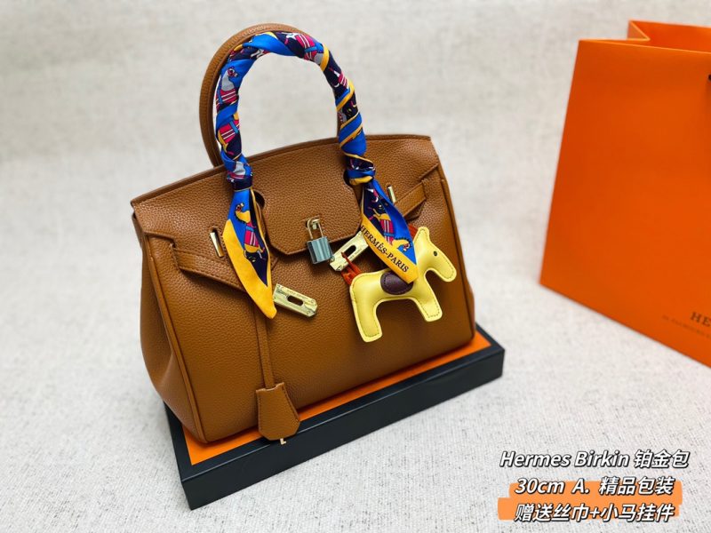 Hermès gold buckle platinum exclusive classic hot shipment gathers thousands of favors and one-piece Hermès·Birkin platinum bag counters will never be removed from the shelves original laser hardware various fashion anchors/Internet celebrities/stars can never leave their hands. Temperament goddesses can't put it down