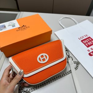 Creo que el WOC de cadena de Hermès puede sustituir completamente la capacidad de los WOC de varias marcas. En éste caben un montón de cosas como locos. El tejido de lona se limita al verano. D-78 talla 22.5.12. Viene con caja.