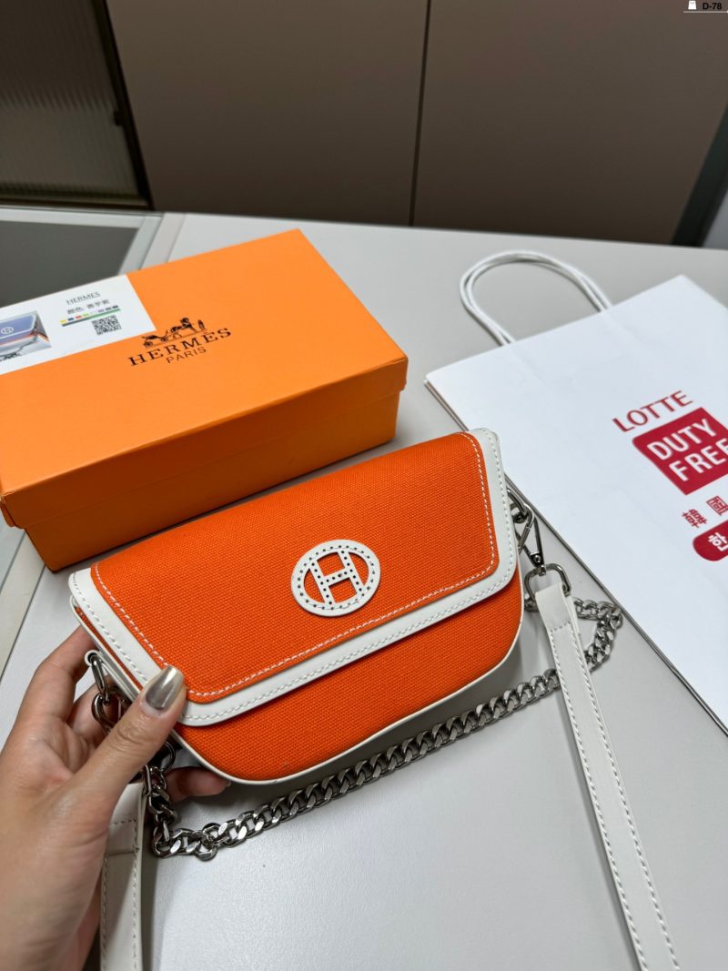 I think the Hermès chain WOC can completely replace the capacity of WOCs of various brands. This one can hold a lot of things like crazy. The canvas fabric is limited to summer. D-78 size 22.5.12. Comes with box.