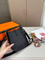 Hermas Evelyne è la borsa più accessibile di Hermès. È una borsa a tracolla pratica ed economica. La forma ad H traforata è unica e altamente riconoscibile. È molto conveniente e ha un aspetto elegante sul retro! D-287 misura 18.6.19 scatola pieghevole