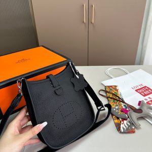 Hermas Evelyne ist die günstigste Tasche von Hermès. Sie ist eine günstige und praktische Crossbody-Tasche. Die perforierte H-Form ist einzigartig und hat einen hohen Wiedererkennungswert. Sie ist sehr preisgünstig und sieht auf dem Rücken stylisch aus! D-287 Größe 18.6.19 Faltschachtel