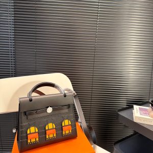 The pure leather Hermès Habe bag is a relatively niche bag but it is also a very classy one. You have to taste it carefully. This bag is not only suitable for mature fairies with temperament ‍♀️