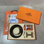 Modèle boutique Hermès [☆Coffret double-bouton incluant le coffret] disponible aux comptoirs - Produits authentiques Hermès en vente aux comptoirs - Ce modèle est réalisé en vachette première couche - Bords huilés détaillés