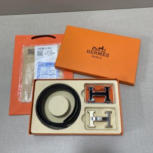 Modèle boutique Hermès [☆Coffret double-bouton incluant le coffret] disponible aux comptoirs - Produits authentiques Hermès en vente aux comptoirs - Ce modèle est réalisé en vachette première couche - Bords huilés détaillés