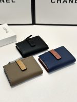 Color Three colors available Size 12x10x3cm Loewe’s popular cowhide mid-length wallet Classic style