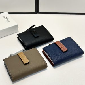 Color Three colors available Size 12x10x3cm Loewe’s popular cowhide mid-length wallet Classic style