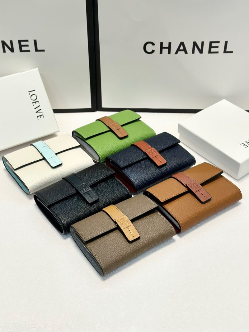 Color Multiple colors available Size 12x10 Loewe’s popular cowhide mid-length wallet Classic style