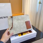 Loewe armpit bag 520 limited edition handbag. Sweet but not greasy daily match. The appearance and texture are captured. A must-have for concave shape✔️ Size: 28*6*19cm