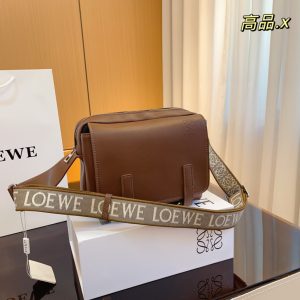 Loewe Loewe messenger bag is a must-buy this year! Speaking of the Spanish brand LOEWE