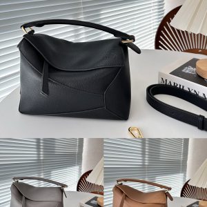 Loewe uzzle now has one more bag. Bag fans of the Loewe geometric bag family must be happy