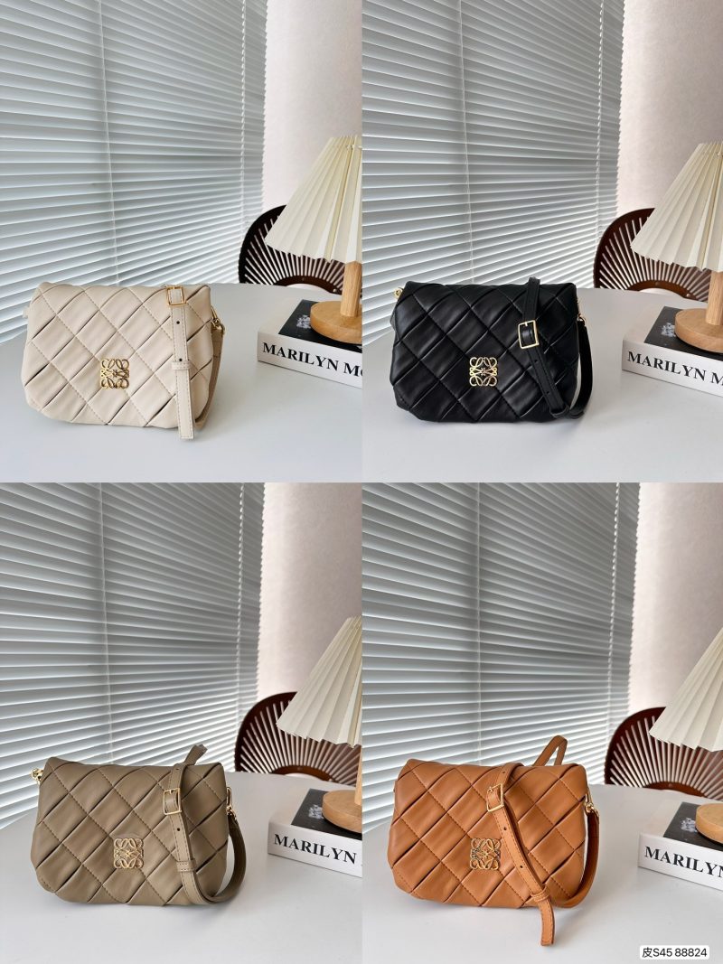 The layered cowhide LOEWE is very fashionable in autumn and winter. The bulgy design of LOEWE bread is very cute