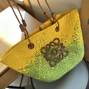 ewe Luo Yiwei straw bag new vegetable basket summer straw bag vegetable basket is a basket that I like very much. The senior master is hand-woven with Luojia classic brown leather and handbag