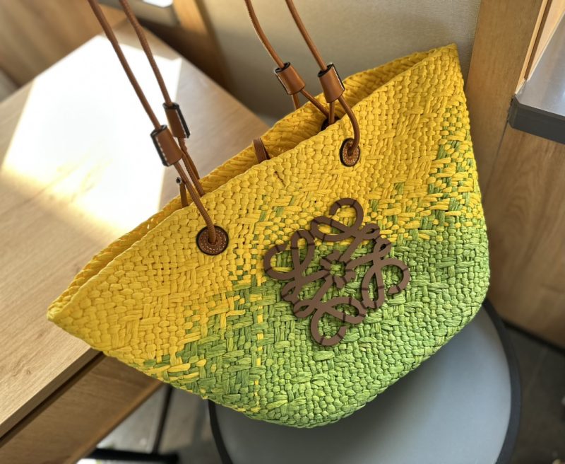 ewe Luo Yiwei straw bag new vegetable basket summer straw bag vegetable basket is a basket that I like very much. The senior master is hand-woven with Luojia classic brown leather and handbag