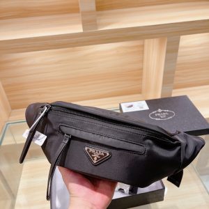 PRADA is a must-have new waist bag for fashionistas. Original hardware. The details are super good. Same style for men and women. Considerable capacity. Free hands. Size 20 13cm.