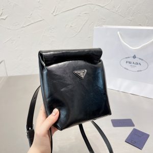 Prada 2022 spring and summer new multi-purpose crossbody bag can be used as a waist bag. This bag