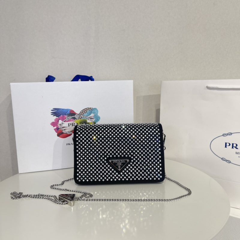 2022 spring and summer new rhinestone bag Spazzolato Mini borse Prada is a very stylish waist bag that can be worn cross-body or shoulder bag. The chain can be adjusted and detached to become a fashionable sweater. The chain bag can also be used as a clutch. The chain is disassembled at the end of the video. Coming down