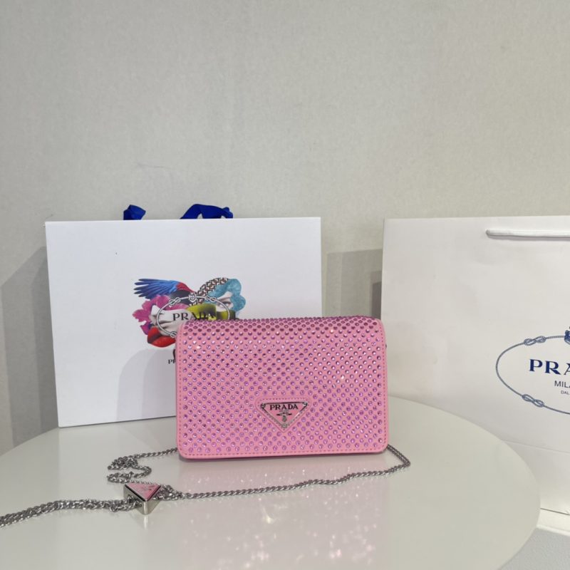 2022 spring and summer new rhinestone bag Spazzolato Mini borse Prada is a very stylish waist bag that can be worn cross-body or shoulder bag. The chain can be adjusted and detached to become a fashionable sweater. The chain bag can also be used as a clutch. The chain is disassembled at the end of the video. Coming down