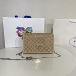 2022 spring and summer new rhinestone bag Spazzolato Mini borse Prada is a very stylish waist bag that can be worn cross-body or shoulder bag. The chain can be adjusted and detached to become a fashionable sweater. The chain bag can also be used as a clutch. The chain is disassembled at the end of the video. Coming down