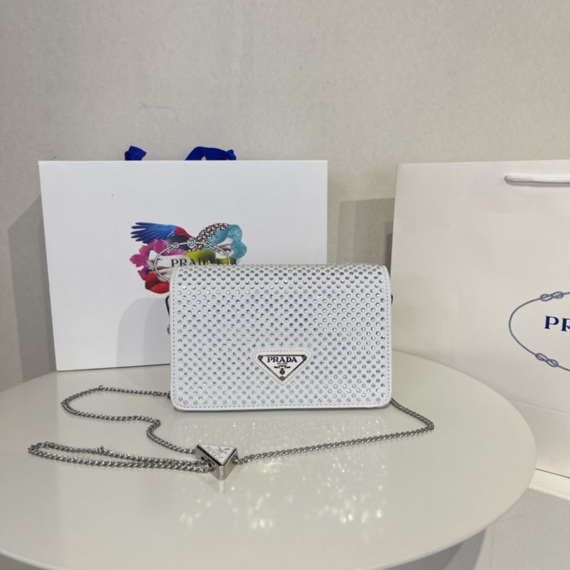 2022 spring and summer new rhinestone bag Spazzolato Mini borse Prada is a very stylish waist bag that can be worn cross-body or shoulder bag. The chain can be adjusted and detached to become a fashionable sweater. The chain bag can also be used as a clutch. The chain is disassembled at the end of the video. Coming down