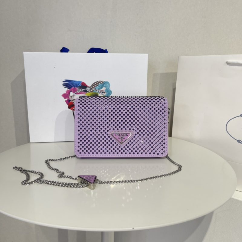 2022 spring and summer new rhinestone bag Spazzolato Mini borse Prada is a very stylish waist bag that can be worn cross-body or shoulder bag. The chain can be adjusted and detached to become a fashionable sweater. The chain bag can also be used as a clutch. The chain is disassembled at the end of the video. Coming down