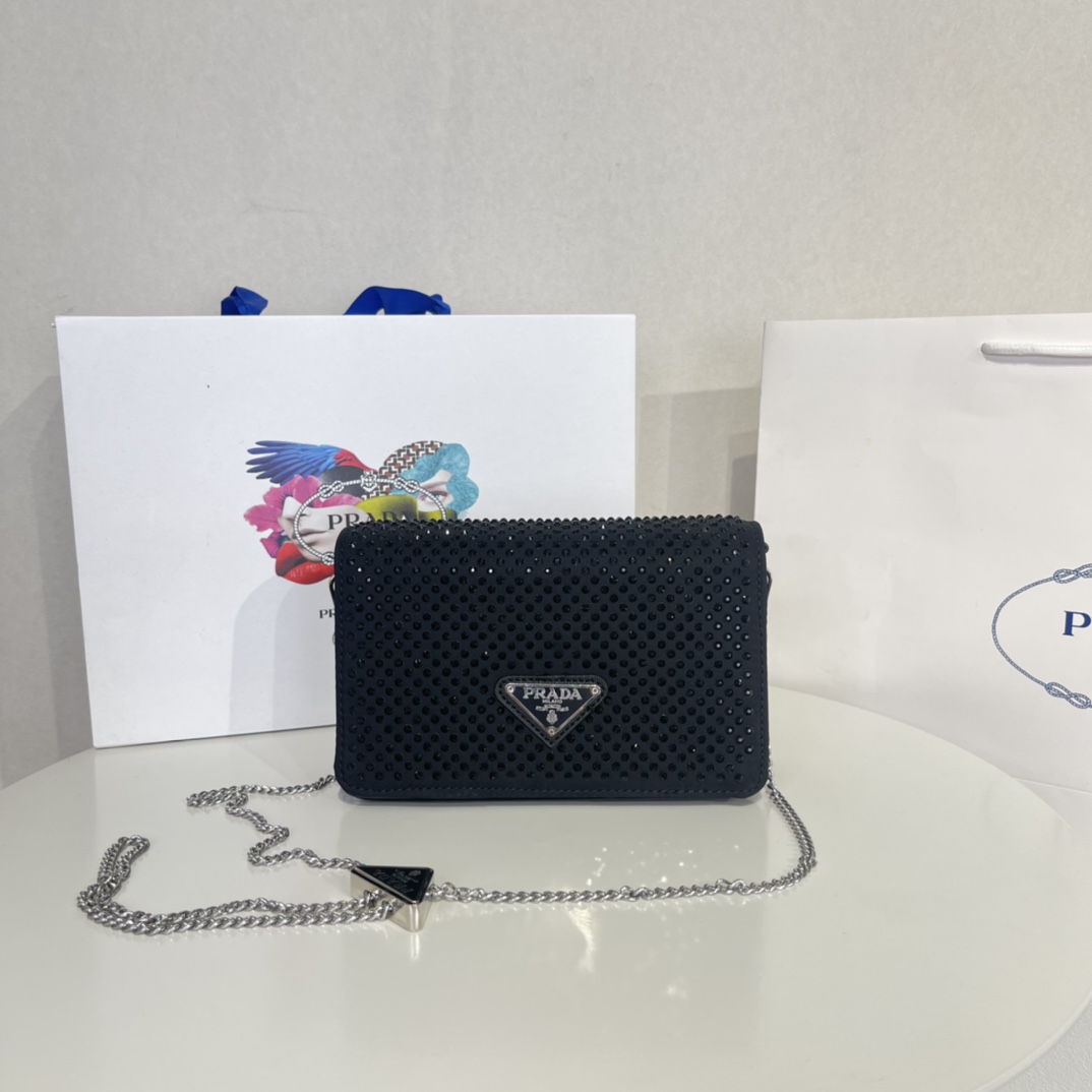 2022 spring and summer new rhinestone bag Spazzolato Mini borse Prada is a very stylish waist bag that can be worn cross-body or shoulder bag. The chain can be adjusted and detached to become a fashionable sweater. The chain bag can also be used as a clutch. The chain is disassembled at the end of the video. Coming down