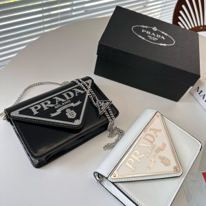 Comes with box Prada Prada's new Spazzolato Mini borse Prada is a very stylish waist bag. It can be worn cross-body or shoulder bag. The chain can be adjusted and detached to become a fashionable sweater chain bag. The bag can also be used as a clutch bag! Size 17 12 Item No. 98607