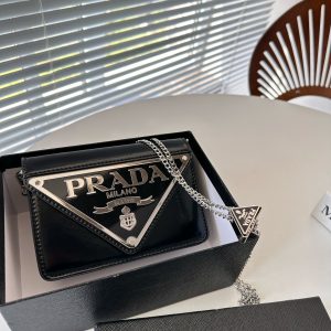 Comes with box Prada Prada's new Spazzolato Mini borse Prada is a very stylish waist bag. It can be worn cross-body or shoulder bag. The chain can be adjusted and detached to become a fashionable sweater chain bag. The bag can also be used as a clutch bag! Size 17 12 Item No. 98607