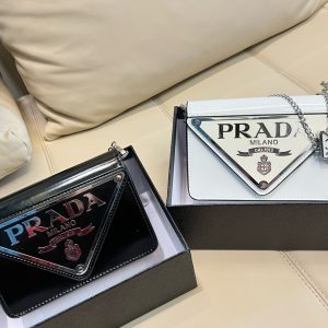 Comes with box Prada Prada 2022 spring and summer new Spazzolato Mini borse Prada is a very stylish waist bag. It can be worn as a crossbody or shoulder bag. The chain can be adjusted and detached to become a fashionable sweater chain bag. The bag can also be used as a clutch bag! Size 17.5 12 Item No. 98607