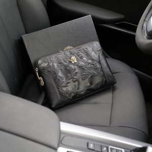 La web oficial de Versace sincroniza la versión alta del bolso clutch