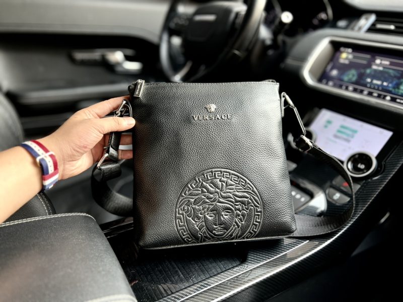 Artículos de alta gama‼️El nuevo bolso bandolera "Versace" está fabricado con tejido original de piel de vaca de primera capa Tiene un compartimento para iPad en el interior