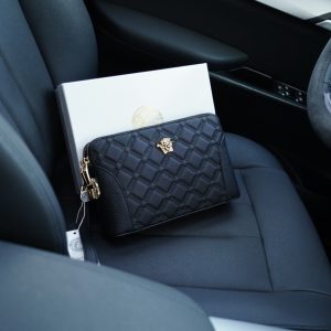 Il sito ufficiale di Versace è sincronizzato. Pochette di alta qualità. Oggetto di vendita globale. Realizzata in pelle bovina originale. Consistenza eccellente. Classica e versatile per l'uso quotidiano. Stile che dura per sempre. Prodotti ordinari non di mercato. Prodotti ordinati da società commerciali. Viene fornito con confezione regalo