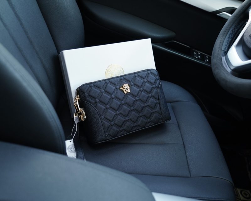 Le site officiel de Versace est synchronisé. Pochette haute version. Article très vendu dans le monde entier. Fabriquée en cuir de vachette original. Excellente texture. Classique et polyvalent pour un usage quotidien. Un style qui dure toujours. Produits ordinaires non commercialisés. Commande de marchandises auprès de sociétés commerciales. Livré dans un emballage cadeau