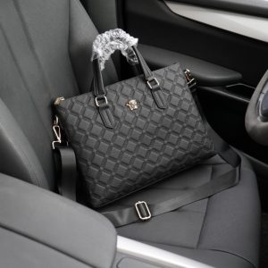 Il sito ufficiale di Versace è sincronizzato. Versione alta. Borsa a tracolla portadocumenti. Debutto esclusivo. Materiale originale in pelle di vitello. Accessori hardware di alta qualità. Merce non commerciale. Lusso di basso profilo. Non esagerato. Quotidiana e alla moda. Può essere indossata a tracolla o a mano. [Specifiche: 38x28x5]