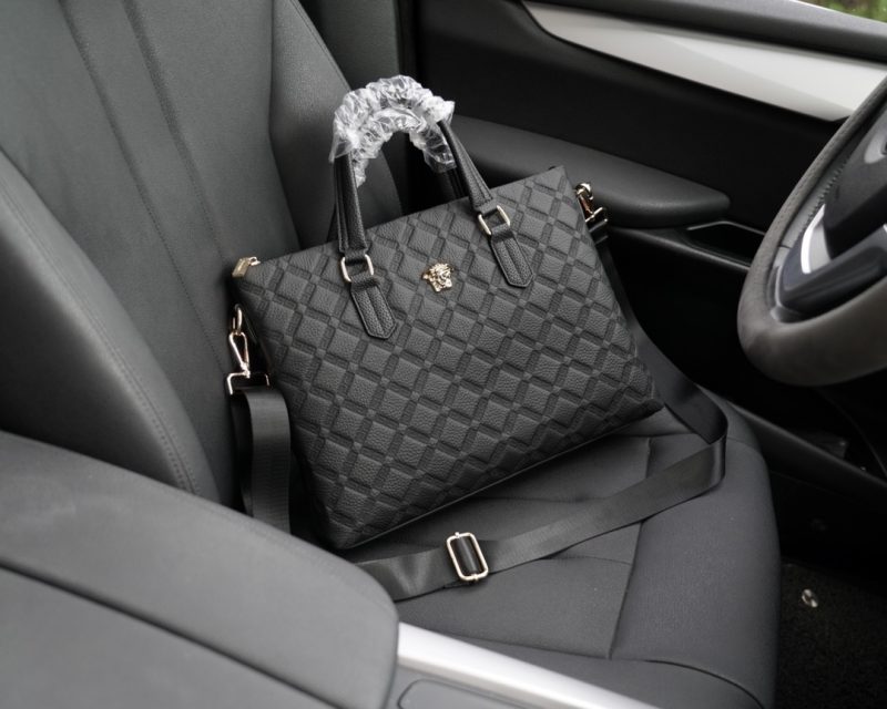 Il sito ufficiale di Versace è sincronizzato. Versione alta. Borsa a tracolla portadocumenti. Debutto esclusivo. Materiale originale in pelle di vitello. Accessori hardware di alta qualità. Merce non commerciale. Lusso di basso profilo. Non esagerato. Quotidiana e alla moda. Può essere indossata a tracolla o a mano. [Specifiche: 38x28x5]