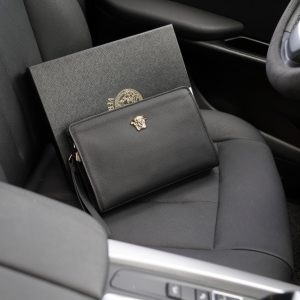 La web oficial de Versace sincroniza la versión alta del bolso clutch