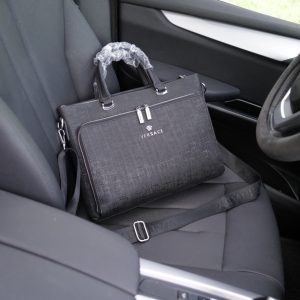 Le site officiel de Versace est synchronisé. Version haute. Sac à dos croisé tenu à la main. Classique et intemporel. Matière originale. Toucher délicat. Profondément imperméable et résistant à l'usure. Des articles qui sortent de l'ordinaire sur le marché. Luxe discret. Style totalement non ostentatoire. Quotidien et à la mode [Spécification : 38x28x5].