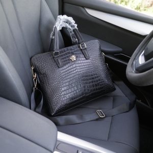 Il sito ufficiale di Versace è sincronizzato. Versione alta. Borsa ufficiale a tracolla. Debutto esclusivo. Materiale originale in pelle di vitello. Accessori hardware di alta qualità. Merce non comune sul mercato. Lusso di basso profilo. Per nulla appariscente. Quotidiana e alla moda. Può essere indossato a tracolla o a mano. [Specifiche: 39x29x5]