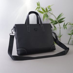 Le site officiel de Versace est synchronisé. Version haute. Sac à main document croisé. Début exclusif. Matière originale en cuir de veau. Accessoires de qualité supérieure. Produits non commerciaux. Luxe discret. Pas d'exagération du tout. Quotidien et à la mode. Peut être porté en bandoulière ou à la main. [Spécification : 38x28x5]