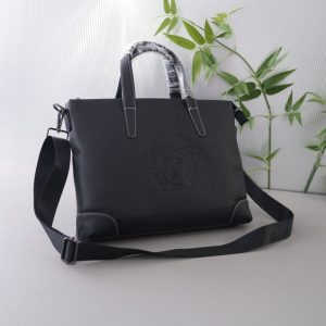 Le site officiel de Versace est synchronisé. Version haute. Sac à main document croisé. Début exclusif. Matière originale en cuir de veau. Accessoires de qualité supérieure. Produits non commerciaux. Luxe discret. Pas d'exagération du tout. Quotidien et à la mode. Peut être porté en bandoulière ou à la main. [Spécification : 38x28x5]