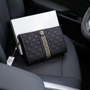 Il sito ufficiale di Versace è sincronizzato. Pochette di alta qualità. Articolo di grande successo a livello mondiale. Realizzata in pelle di vitello originale. Ottima consistenza. Classica e versatile per l'uso quotidiano. Uno stile che durerà per sempre. Non comune sul mercato. Ordinate da aziende commerciali. Viene fornito con confezione regalo